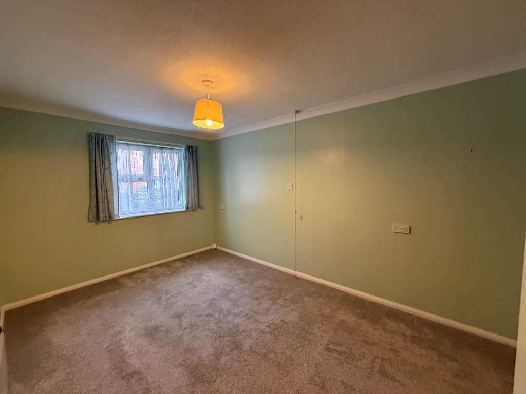 Lot: 73 - ONE-BEDROOM RETIREMENT FLAT - Carpeted bedroom with window